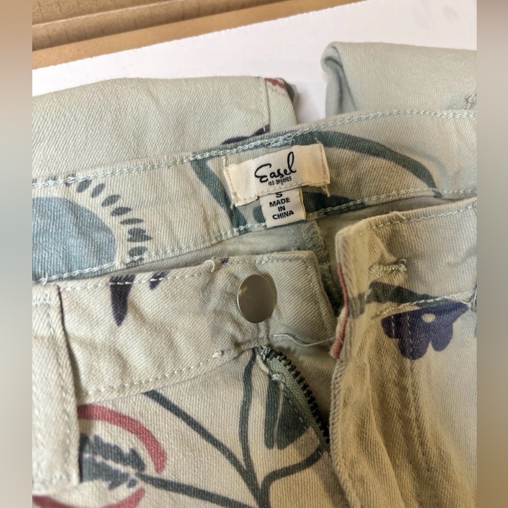 Green Easel “In Bloom” Wide Leg Floral Jeans With Raw Hem- Size Small - Picture 3 of 4